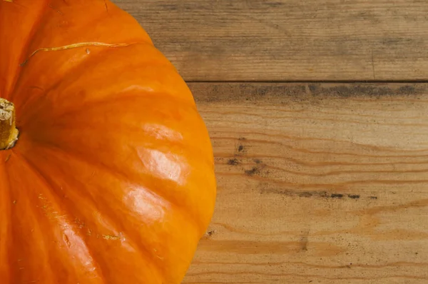 Ahşap arka plan üzerinde büyük sarı kabak.