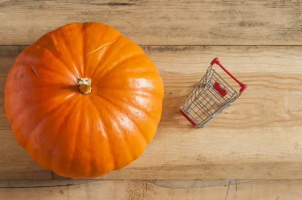 Calabaza amarilla grande sobre un fondo de madera . —  Fotos de Stock