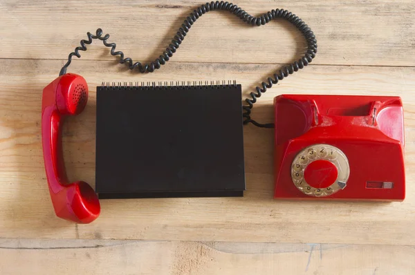 Telefone rotativo retro na mesa de madeira — Fotografia de Stock