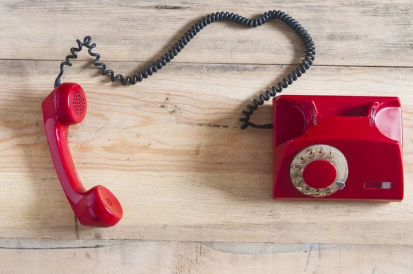 Telefone rotativo retro na mesa de madeira — Fotografia de Stock