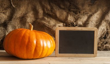 Ahşap arka plan üzerinde büyük sarı kabak.