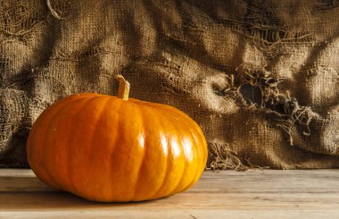 Ahşap arka plan üzerinde büyük sarı kabak.