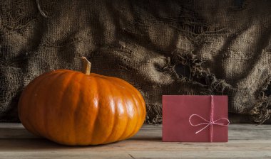 Ahşap arka plan üzerinde büyük sarı kabak.