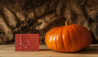 Ahşap arka plan üzerinde büyük sarı kabak.