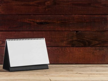 eski ahşap masa üzerinde boş masa takvimi 