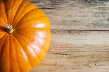 Ahşap arka plan üzerinde büyük sarı kabak.