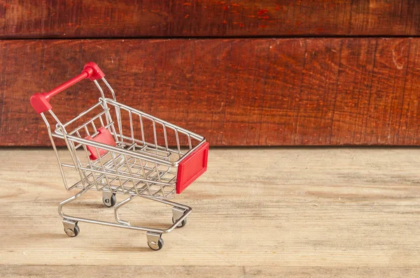 Carrito de compras en el suelo de madera — Foto de Stock