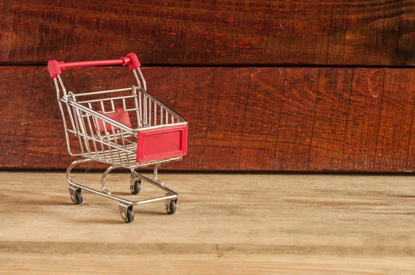 Einkaufswagen auf dem Holzboden — Stockfoto