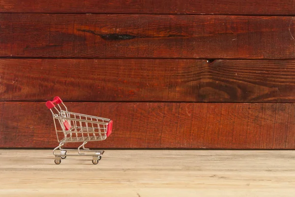 Carrinho de compras no chão de madeira — Fotografia de Stock