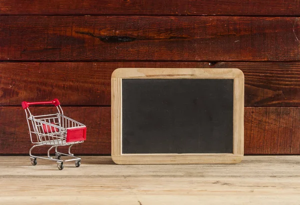 Carrito de compras en el suelo de madera —  Fotos de Stock