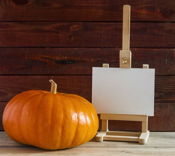 Calabaza amarilla grande sobre un fondo de madera . — Foto de Stock