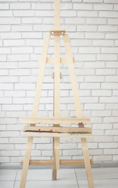 Blank easel in the studio — Stock Photo, Image