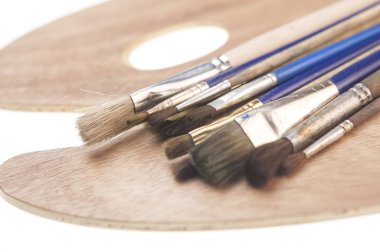 Boya fırçaları ve sanatçı palet, beyaz arka plan üzerinde izole.