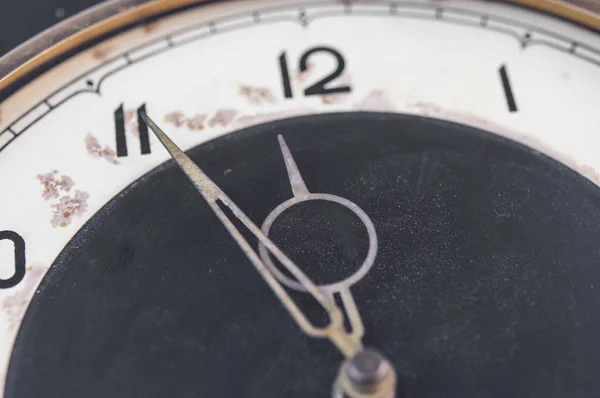 Fünf vor zwölf, Zeit auf der Uhr. Isoliert vom Hintergrund — Stockfoto