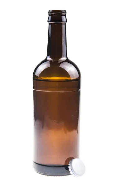 Стеклянная бутылка пива на белом фоне — стоковое фото