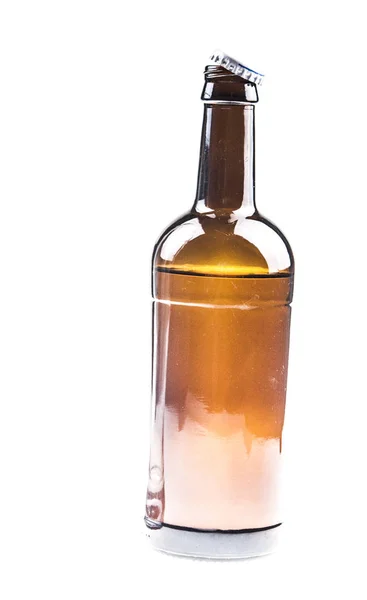 Стеклянная бутылка пива на белом фоне — стоковое фото