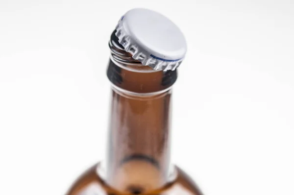 Botella de vidrio de cerveza aislada sobre fondo blanco —  Fotos de Stock