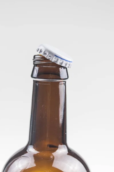 Botella de vidrio de cerveza aislada sobre fondo blanco — Foto de Stock
