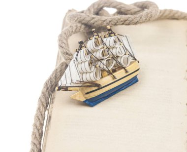 boş eski kitap ve model klasik tekne, ip 