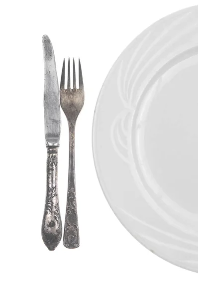 Πιρούνι και μαχαίρι σε ένα άδειο πιάτο — Φωτογραφία Αρχείου