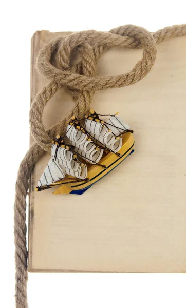 Vecchio libro vuoto e modello barca classica, corda — Foto Stock