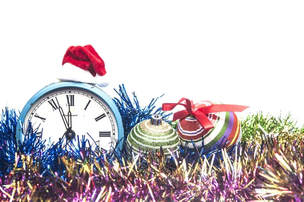 Bolas de Navidad y despertador aislado en blanco — Foto de Stock