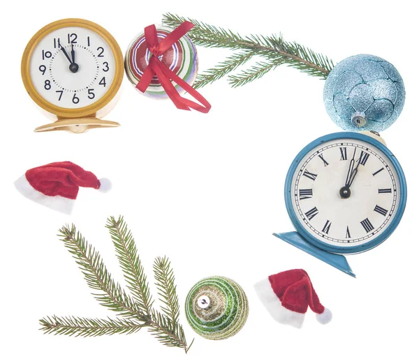 Relógio de alarme e decorações de Natal isolados em branco — Fotografia de Stock