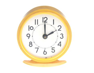 Sarı alarm saati beyaz arkaplanda izole edildi
