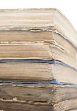 Beyaz arkaplanda izole edilmiş eski kitapların yığını