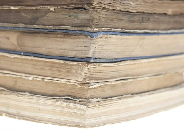 Montón de libros antiguos aislados sobre fondo blanco — Foto de Stock