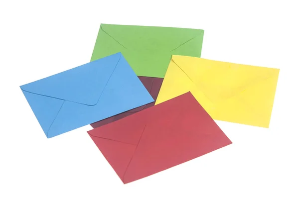 Цветные конверты изолированы — стоковое фото