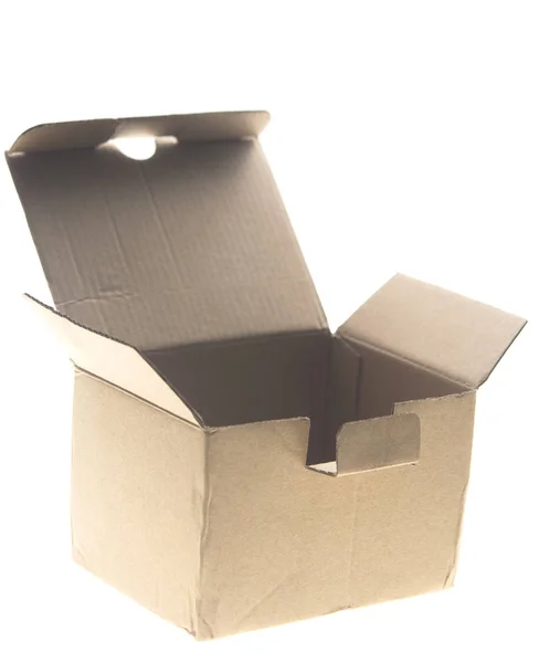 Boîte en carton isolée sur fond blanc — Photo