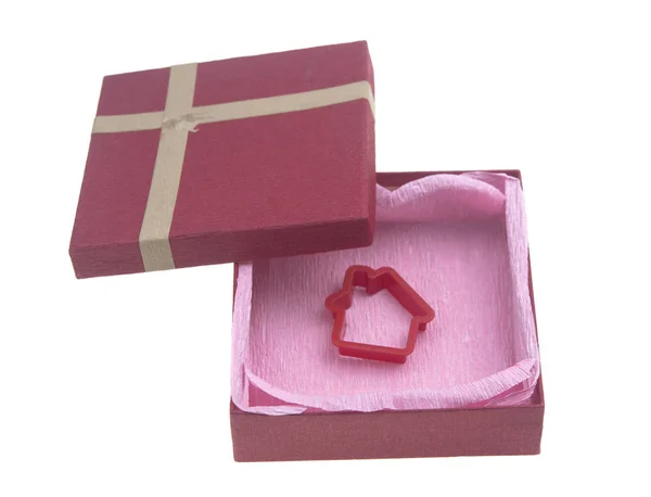 Κόκκινο κουτί δώρου απομονωμένο σε λευκό φόντο. — Φωτογραφία Αρχείου