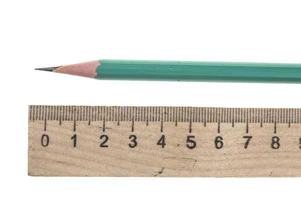 Ostry ołówek z władcą na białym tle — Zdjęcie stockowe