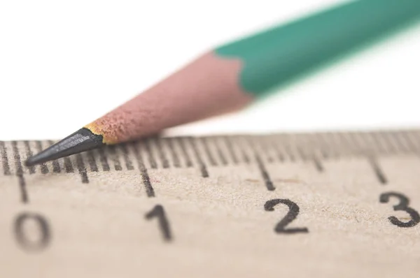 Scharfer Bleistift mit dem Lineal isoliert — Stockfoto