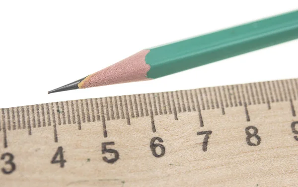 Ostry ołówek z władcą na białym tle — Zdjęcie stockowe