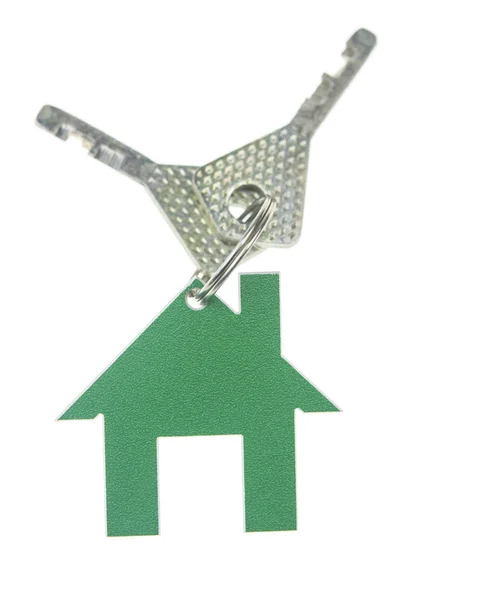 Huis vormige sleutelhanger geïsoleerd op witte achtergrond — Stockfoto