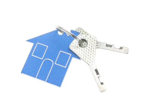 집 모양의 흰색 배경에 고립 된 열쇠 고리 — 스톡 사진