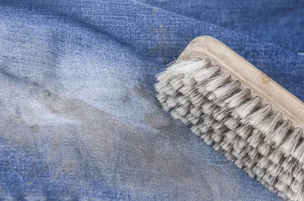 Houten borstel voor het schoonmaken van kleren — Stockfoto