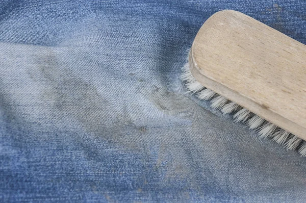 Giysi temizliği için ahşap fırça — Stok fotoğraf