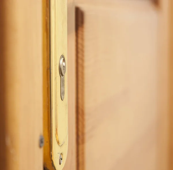 Декоративный элемент замочной скважины на деревянной двери — стоковое фото