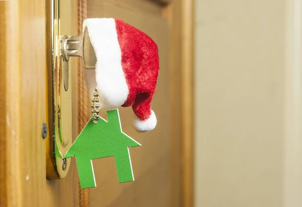 Una llave en una cerradura con icono de la casa en ella — Foto de Stock