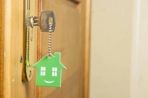 집에 있는 아이콘이 있는 자물쇠 안의 열쇠 — 스톡 사진