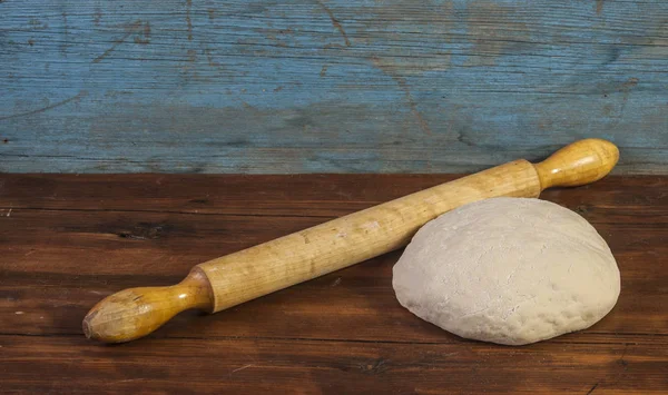 Los preparativos para hacer pan casero fresco . — Foto de Stock