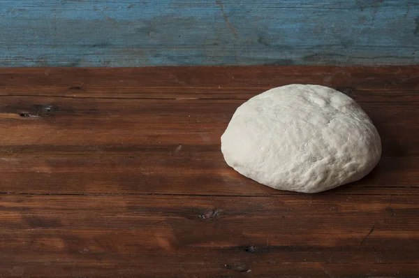 Uma bola fresca de pão caseiro — Fotografia de Stock