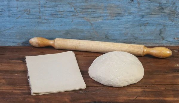 Die Vorbereitungen für die Zubereitung von frischem hausgemachtem Brot. — Stockfoto