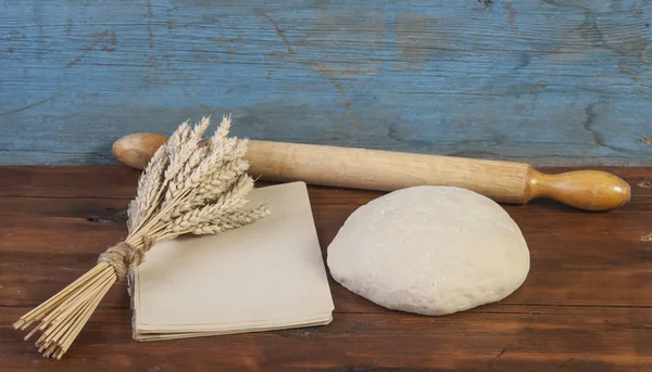 As preparações para fazer pão caseiro fresco . — Fotografia de Stock