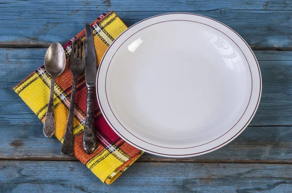 Vieille cuillère, fourchette et couteau sur plat blanc — Photo