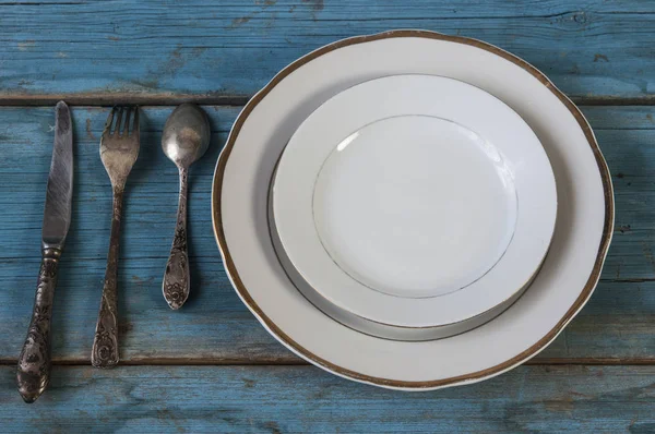 Zbliżenie łyżka, widelec i nóż na biały danie — Zdjęcie stockowe