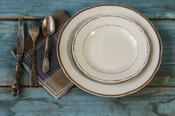 Chiudi cucchiaio, forchetta e coltello sul piatto bianco — Foto Stock